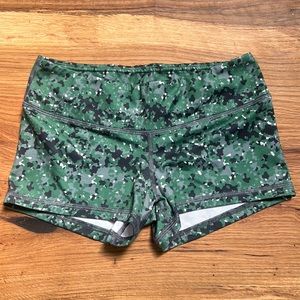 FLEO digital camo shorts sz Small
